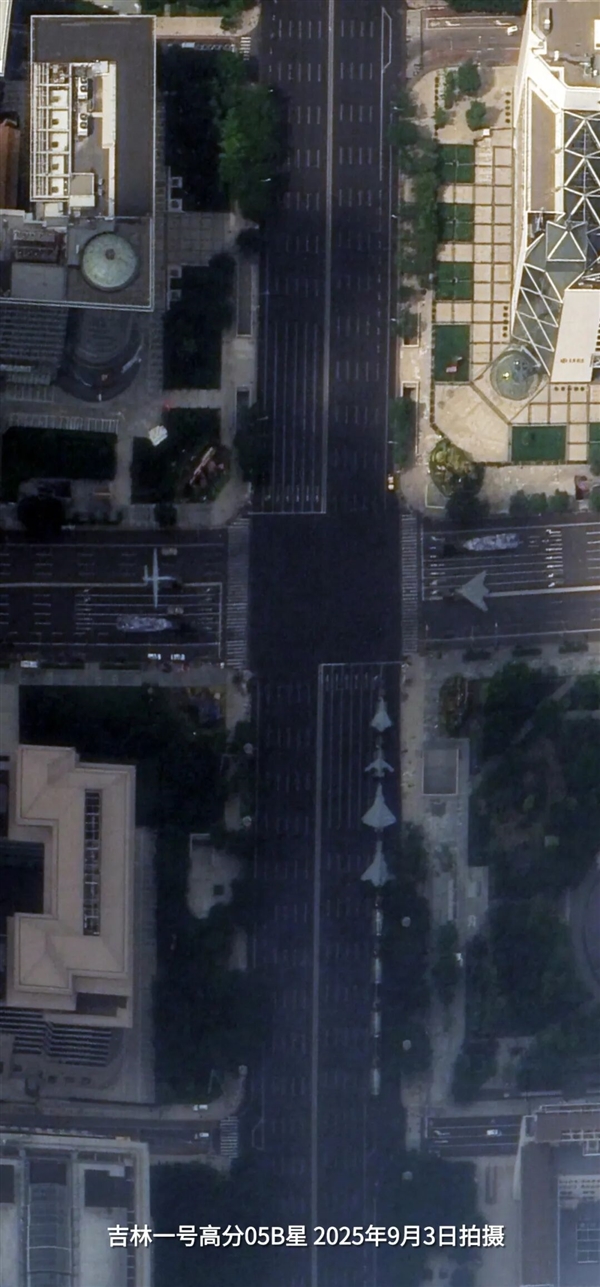 太空镜头下的九三大阅兵钢铁洪流！