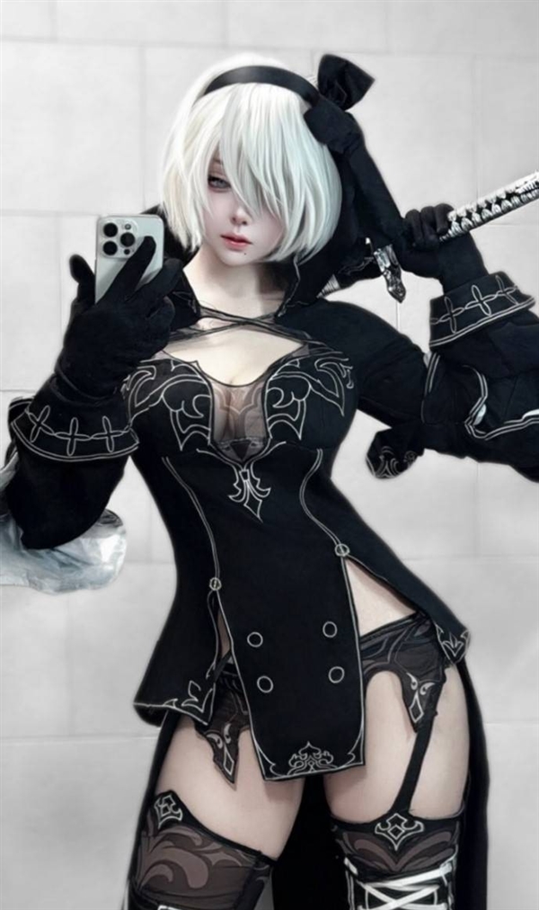 日本妹晒Cos《尼尔》2B对比照 完美还原游戏美女