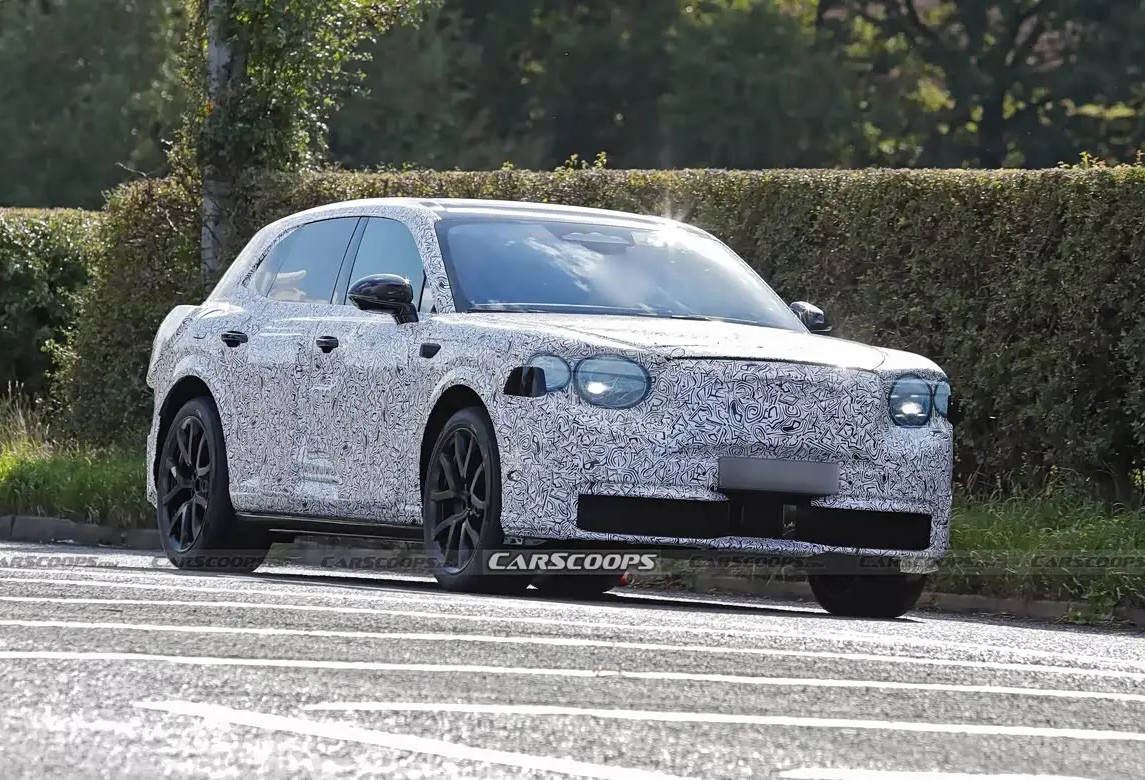 宾利纯电动SUV谍照曝光：108kWh电池+扩散器尾翼，2026年见分晓