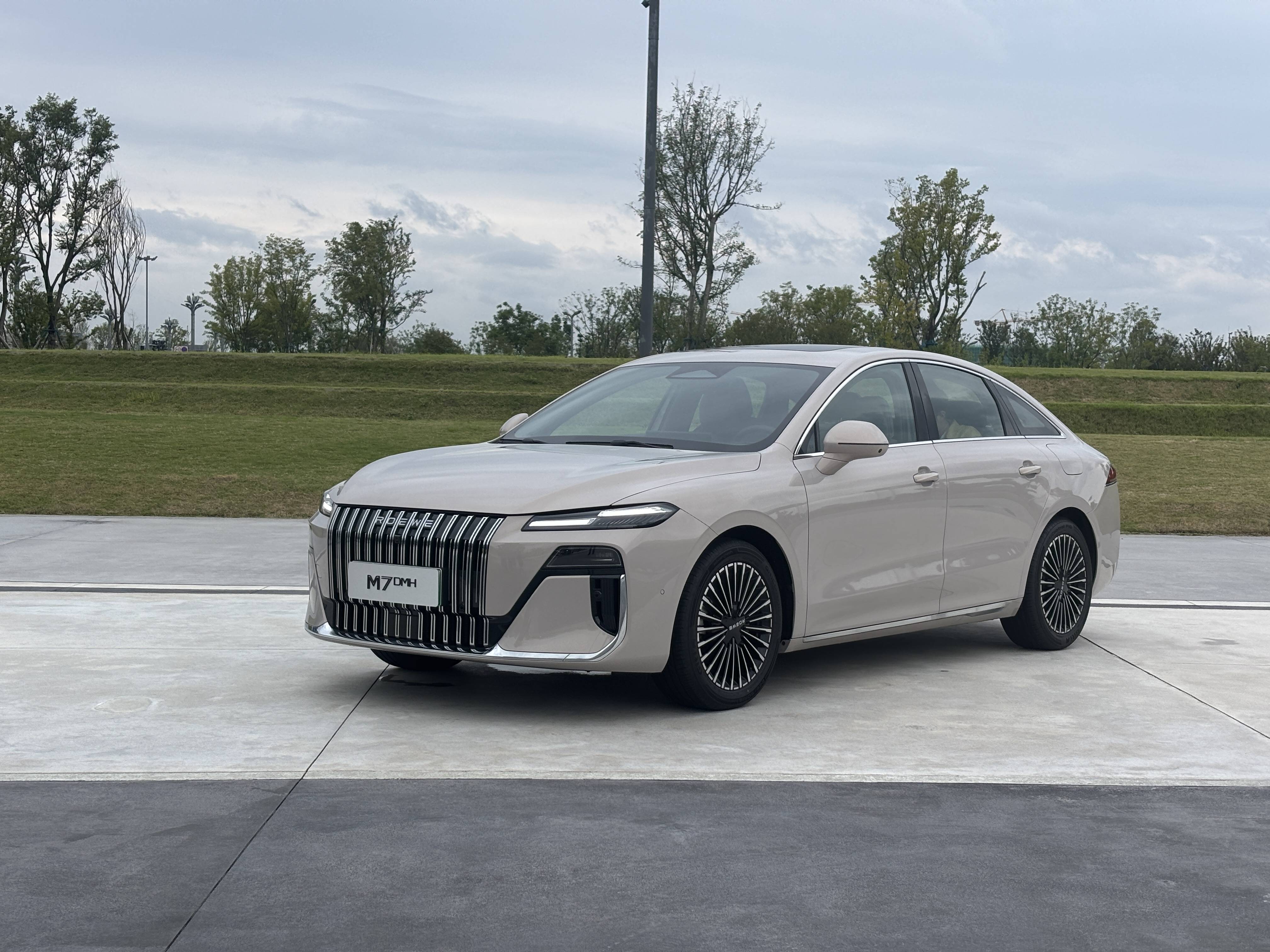 仅售8.58万起！荣威M7 DMH上市，油耗低至3L/100km，续航2050km！