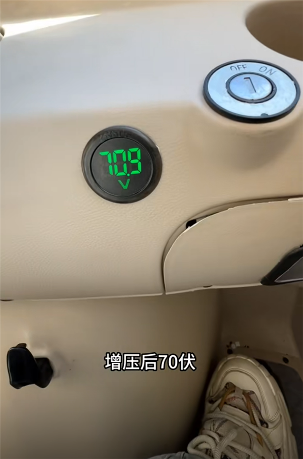 女子给电动三轮装太阳能充电板、流媒体后视镜 圈粉网友：比我的汽车配置都高