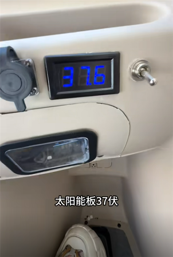 女子给电动三轮装太阳能充电板、流媒体后视镜 圈粉网友：比我的汽车配置都高