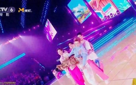 肖战容祖儿成龙王力宏同桌“吃瓜”被网友称为“娱乐圈闺蜜群聊现场”的画面