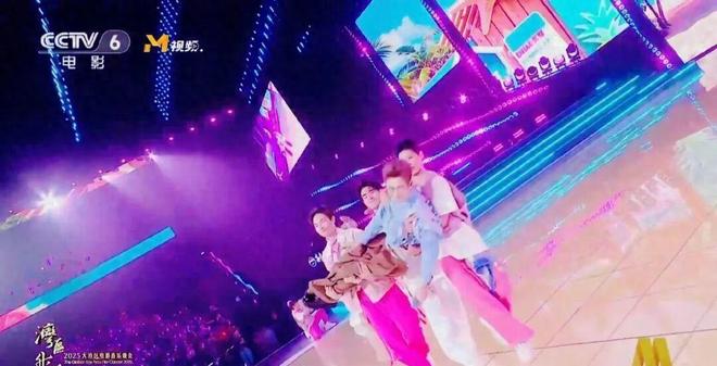 肖战容祖儿成龙王力宏同桌“吃瓜”被网友称为“娱乐圈闺蜜群聊现场”的画面