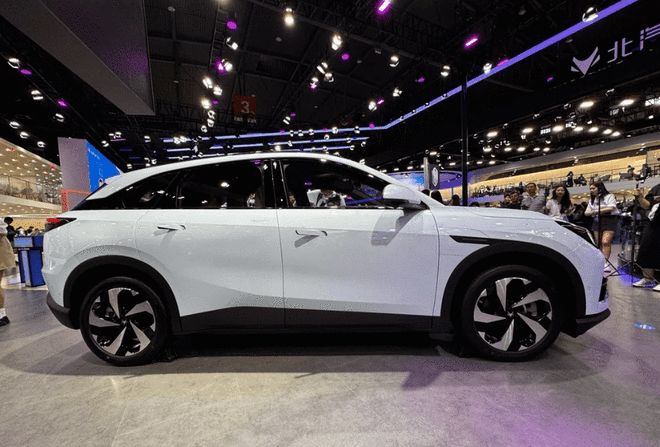 15分钟补能500km 极狐新阿尔法T5售11.98万起