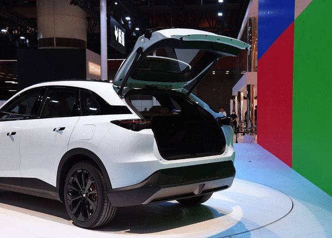 15分钟补能500km 极狐新阿尔法T5售11.98万起