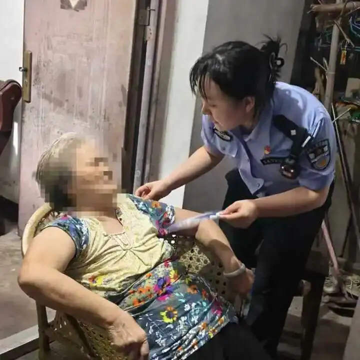 浴室灯亮了一天一夜 邻居报警了，邻居敲门8次无人应，这个动作救了独居老人