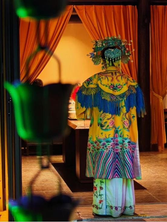 一盏灯、一面墙、一首曲：“氛围感餐厅” 靠这些 “小细节”，搅动大市场