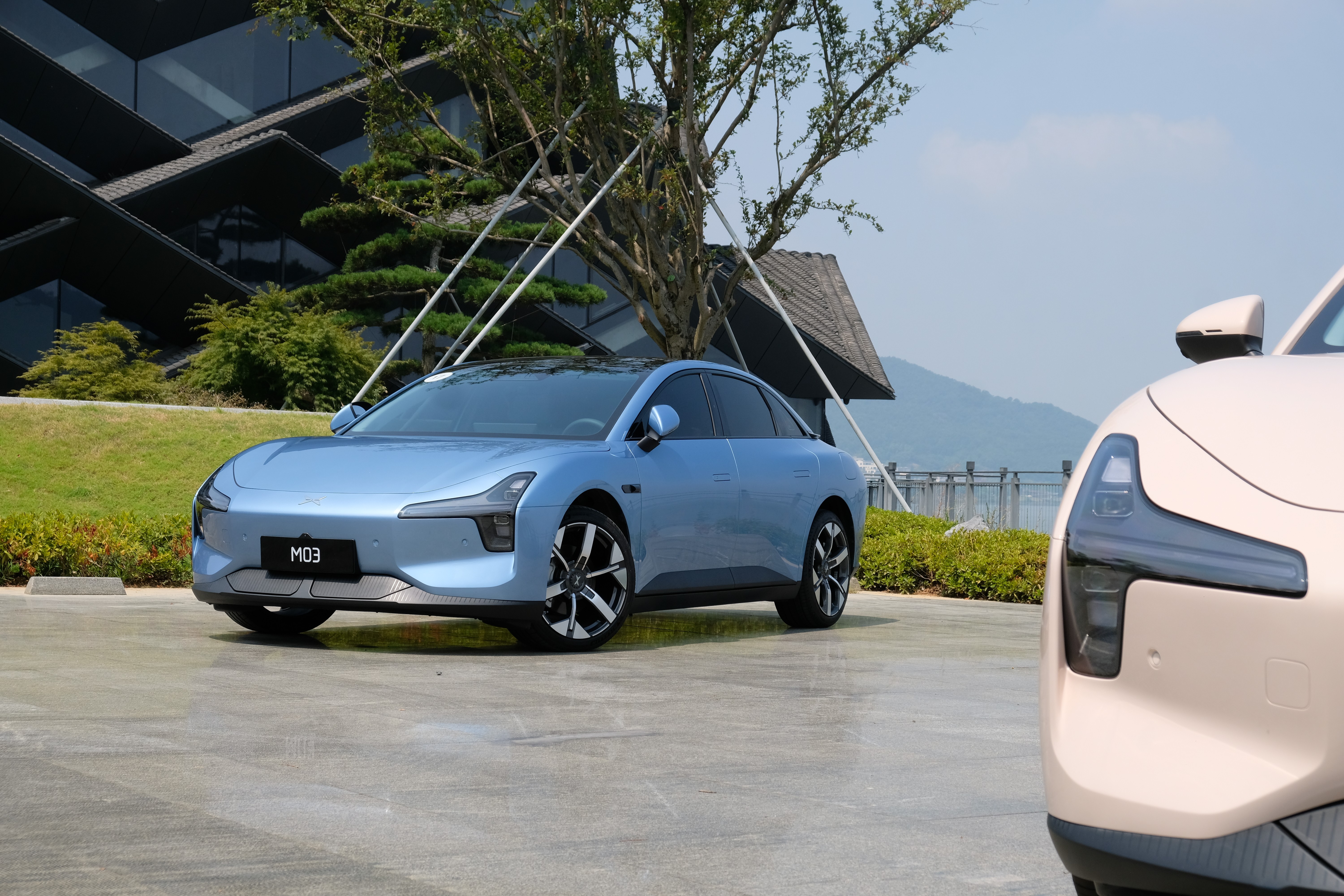 全隐藏式门把手终于凉了，特斯拉们的“傲慢设计”都将被淘汰？