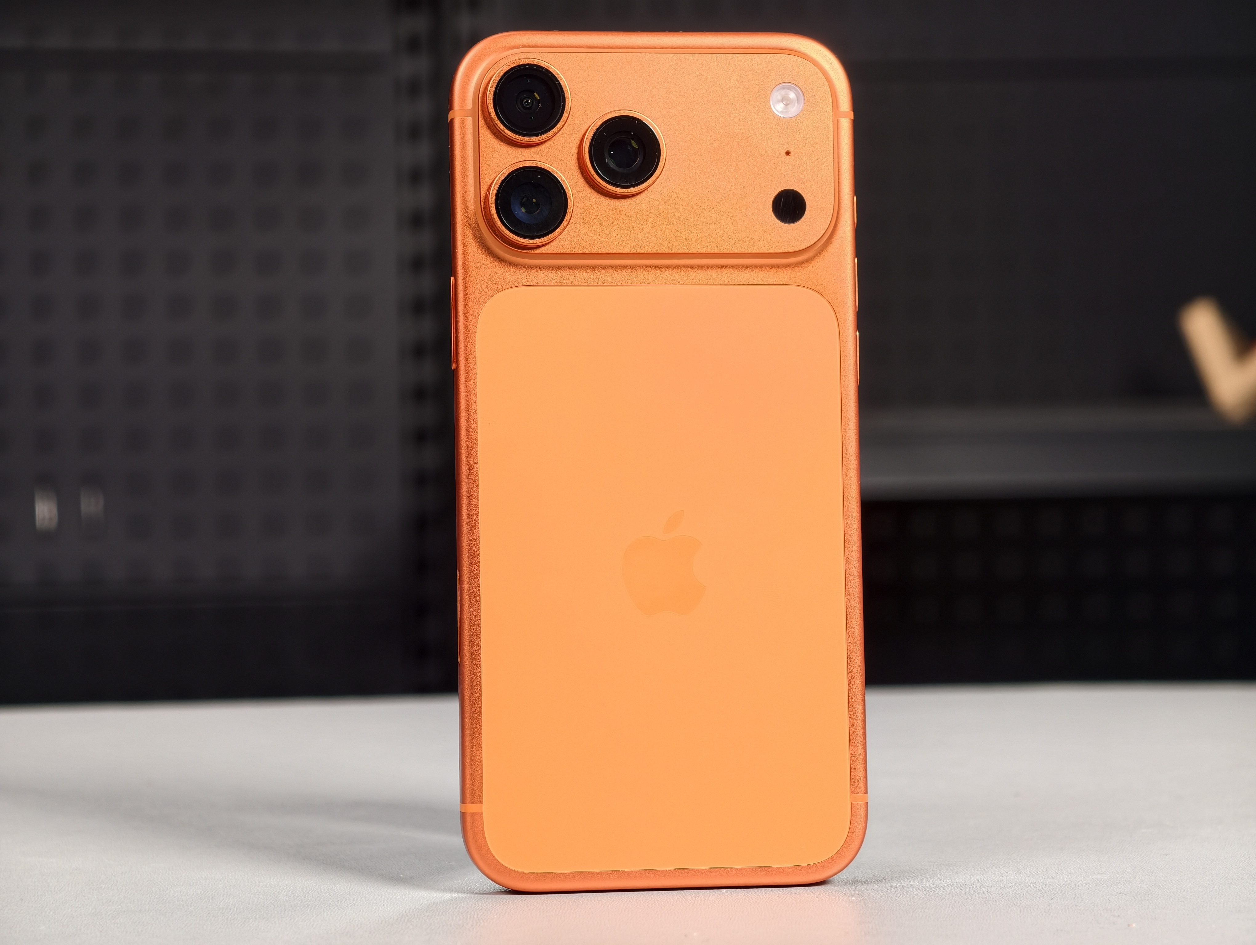 iPhone 17 Pro散热实测：大幅改进，库克诚不欺我？