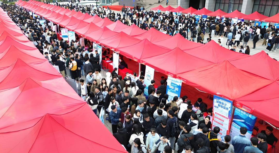 张雪峰：“网红导师”的争议、生意与时代