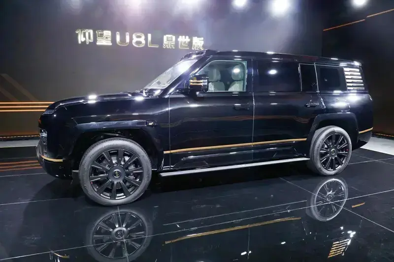 仰望U8L鼎世版亮相：车上有“鼎”，车标是金，内饰是画，科技是神！