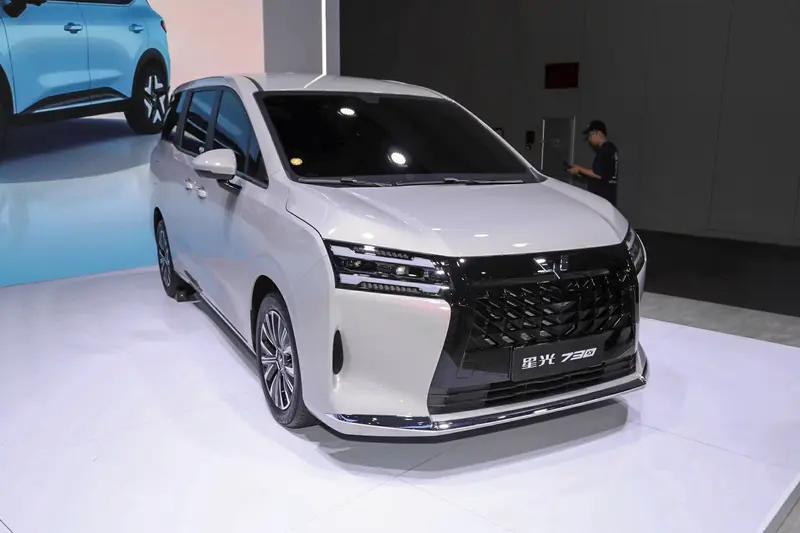 五菱星光730外观配色大揭秘！七座布局+三种动力，这配置无敌了