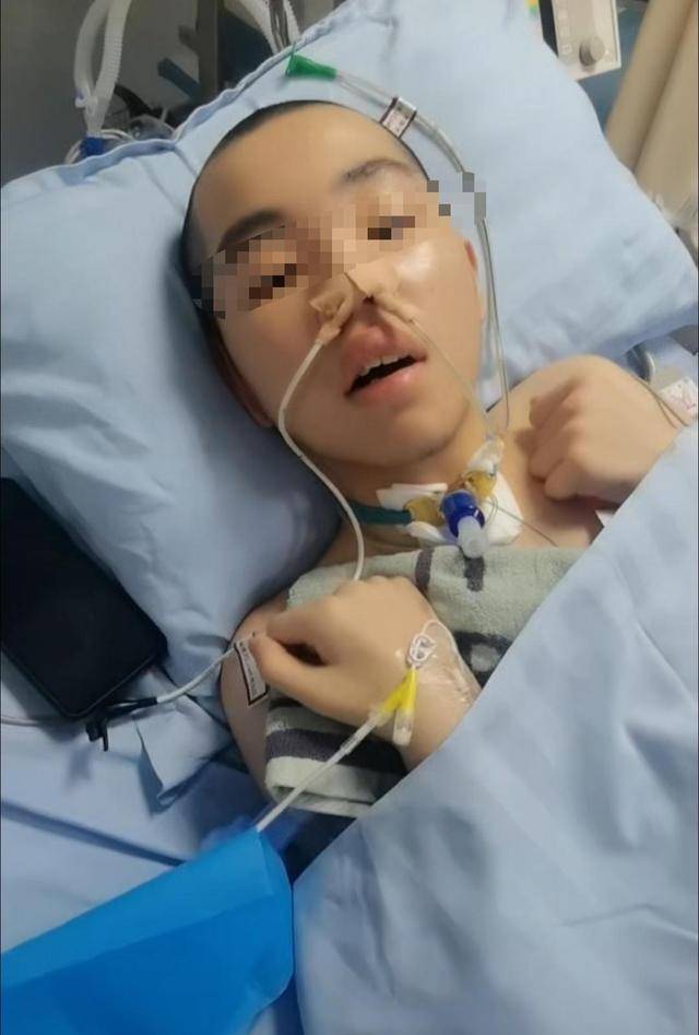 14岁男生被女同学击中左胸后瘫痪，躺家保守治疗，70%责任方拒垫付？13万欠款压垮全家