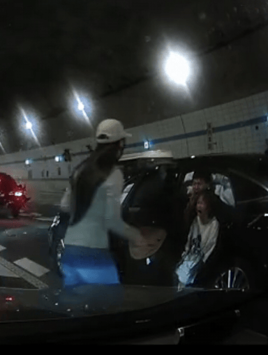 男孩跪地拦车救母感动全网 妈妈回应：他的勇敢超出我所有想象