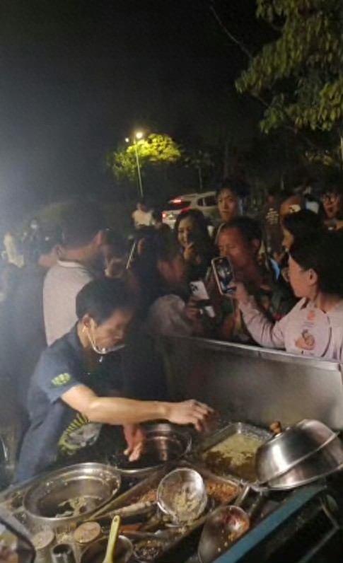 鸡排哥手臂布满烫伤疤，爆火全网的他，把伤疤活成了创业勋章