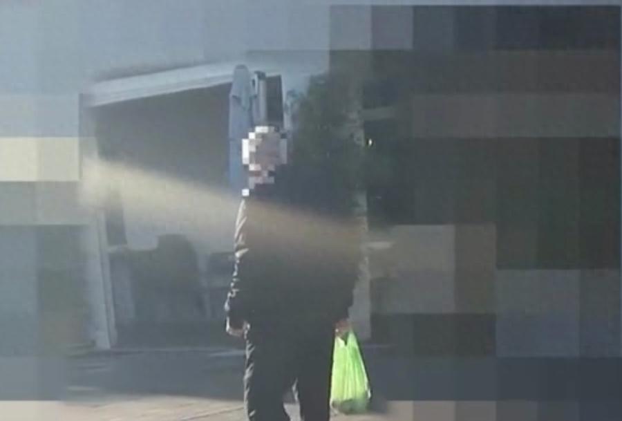 意大利男子假装失明超半个世纪骗补助，露馅只因修剪树枝时太熟练