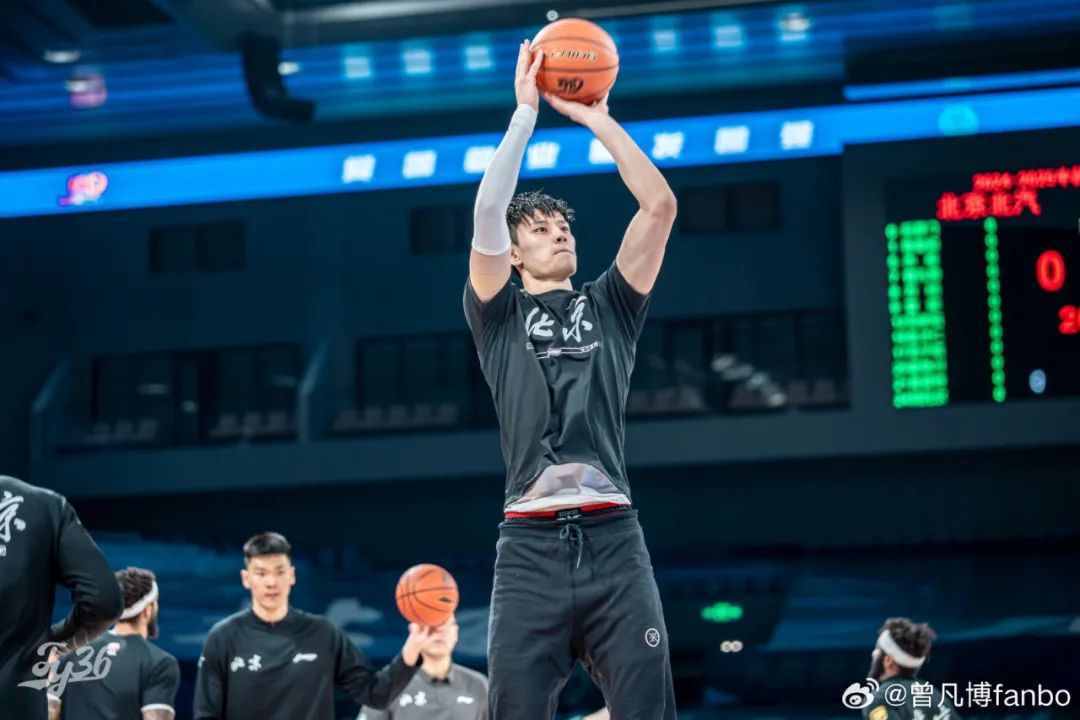 NBA篮网队宣布裁掉曾凡博，22天追梦记，护腰上的汗渍写满不甘