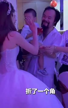 新人结婚不收红包 摸一下后返还宾客,广东习俗暖人心,极简婚礼成新趋势