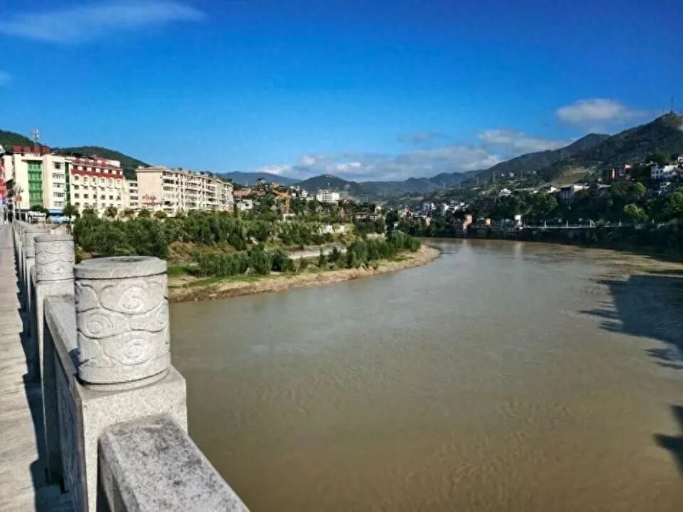 跳河新郎亲属放弃追究新娘方责任，女方3次刁难，家属放弃追责背后是百万损失