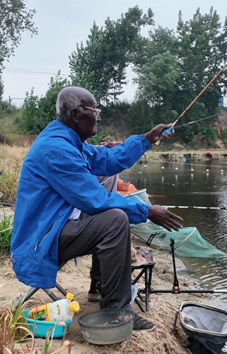 钓鱼巧克力大爷回应因黑走红，日钓8小时不涂防晒：网友称八级钓帝