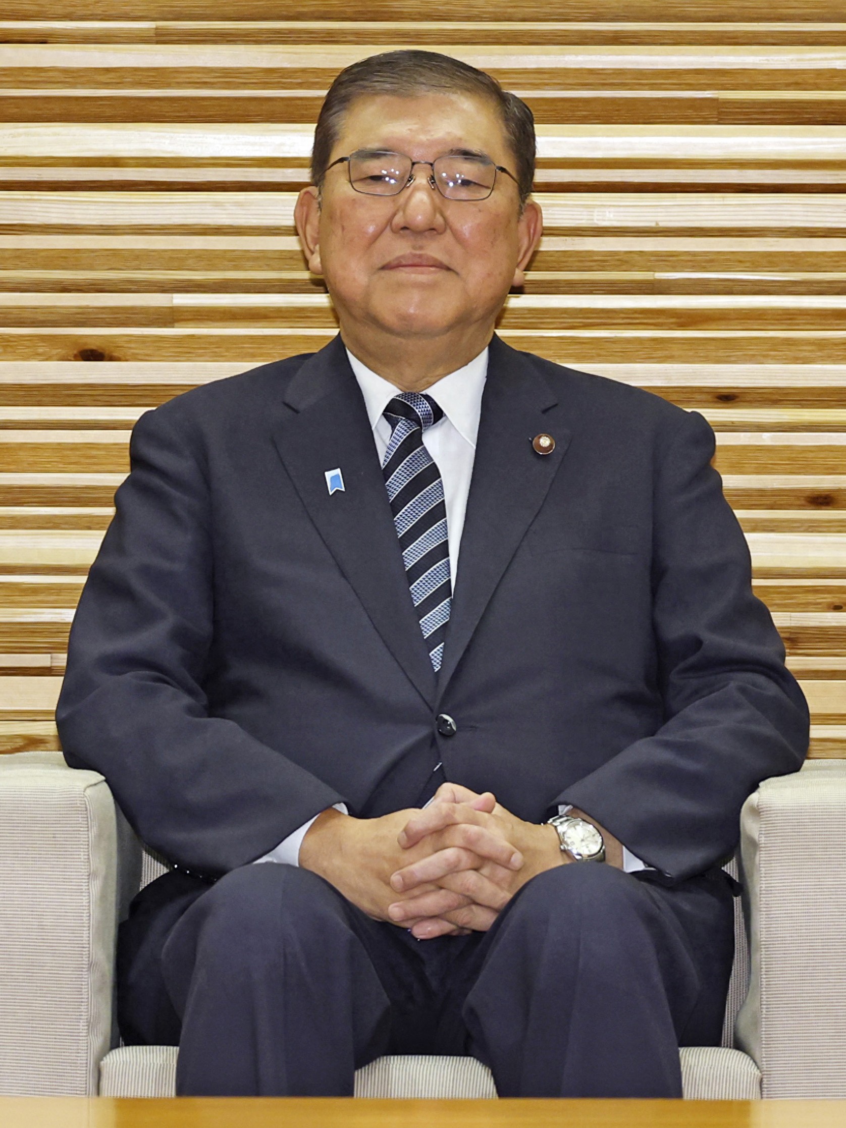 日本石破茂内阁全体辞职，大米涨20%、工资降18个月，1200万亿债务压垮新首相