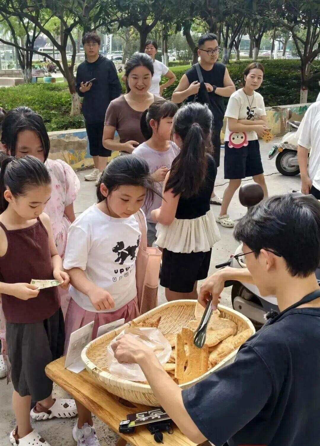 河南小伙卖潮玩烧饼10分钟被抢光，1元1个，2个月靠它吸粉42万