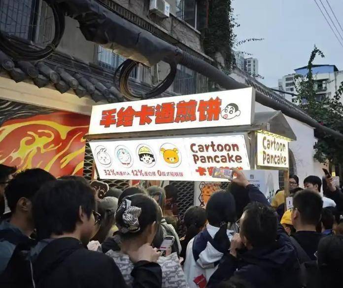 煎饼摊走红:顾客排队5小时舍不得吃,美术生把煎饼画成艺术品日营收1036元