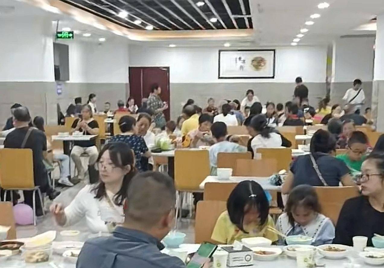 重庆荣昌政府食堂对外开放，3个人点9份菜只花58元,这地火了