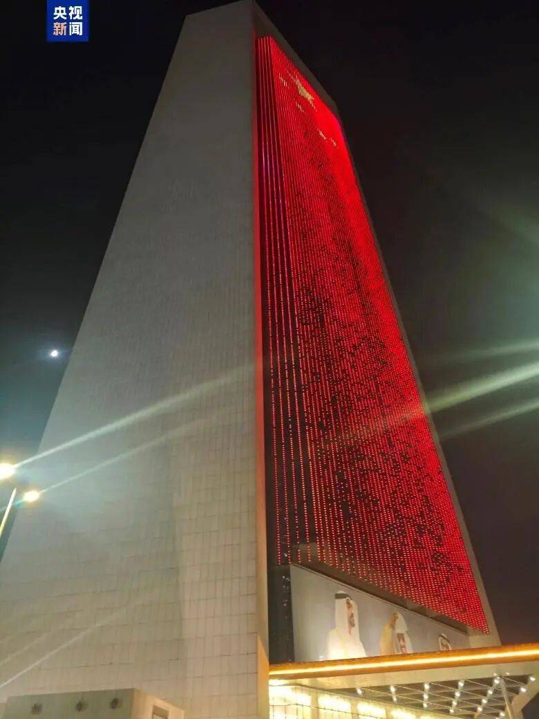 世界第一高楼再度点亮‘中国红’，8分钟灯光秀刷屏，网友：中东老铁太够意思