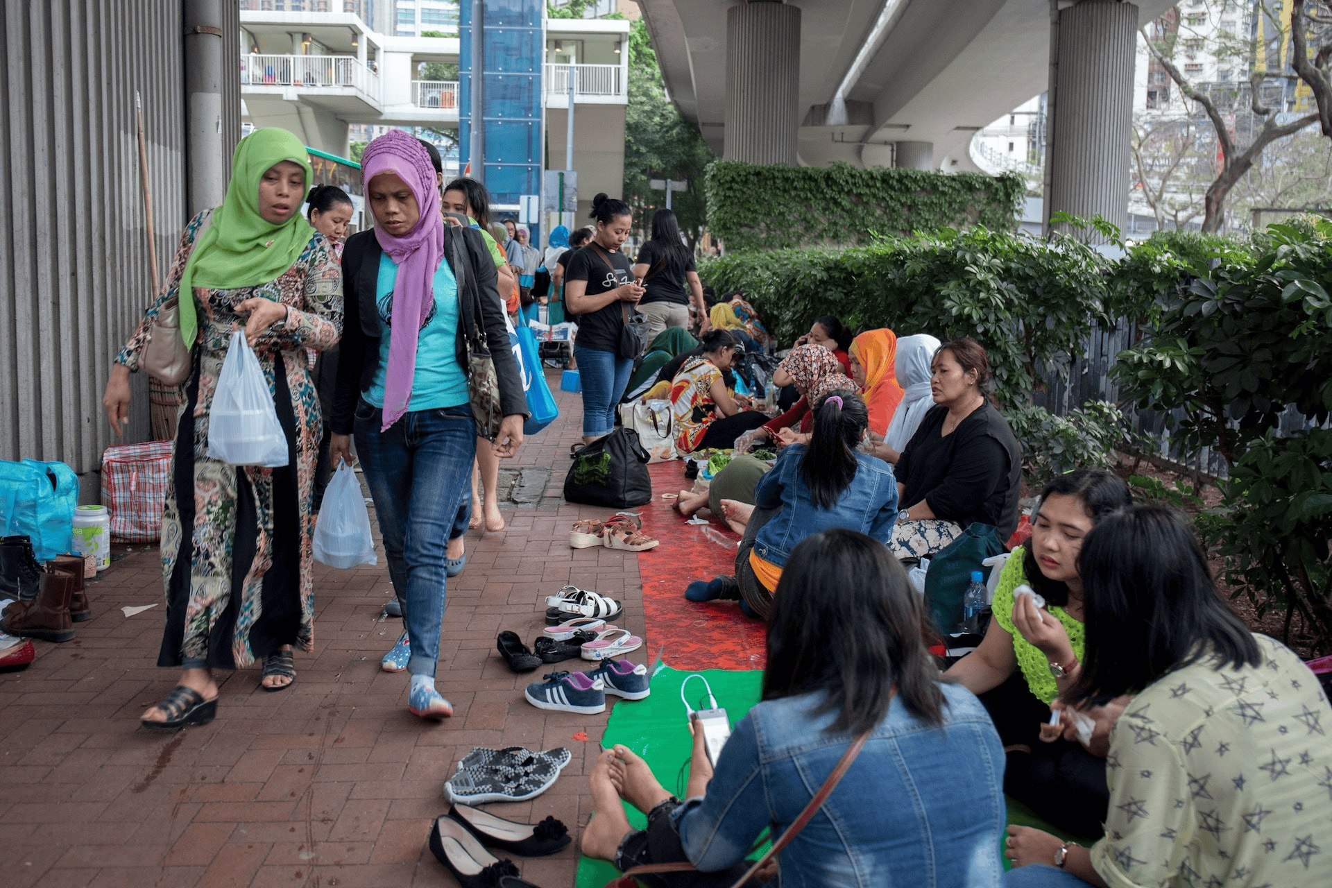 香港家庭雇的印尼女佣竟是富家女，飞行员未婚夫月给 6000，香港雇主才知她有农场
