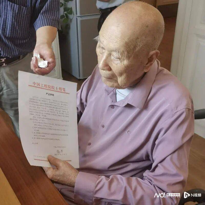 5人冒充院士钟世镇学生与其合影，合影置顶朋友圈，非医疗公司借“师生假象”牟利