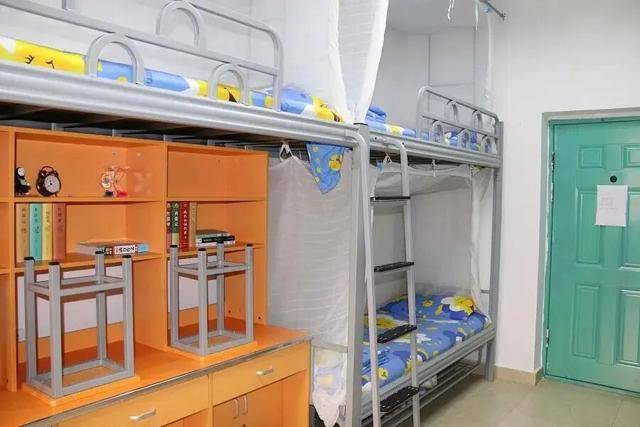 校方称9人轮流睡8张床最公平，四川西昌月城学校床位紧张的形成与“轮流挤睡”方案