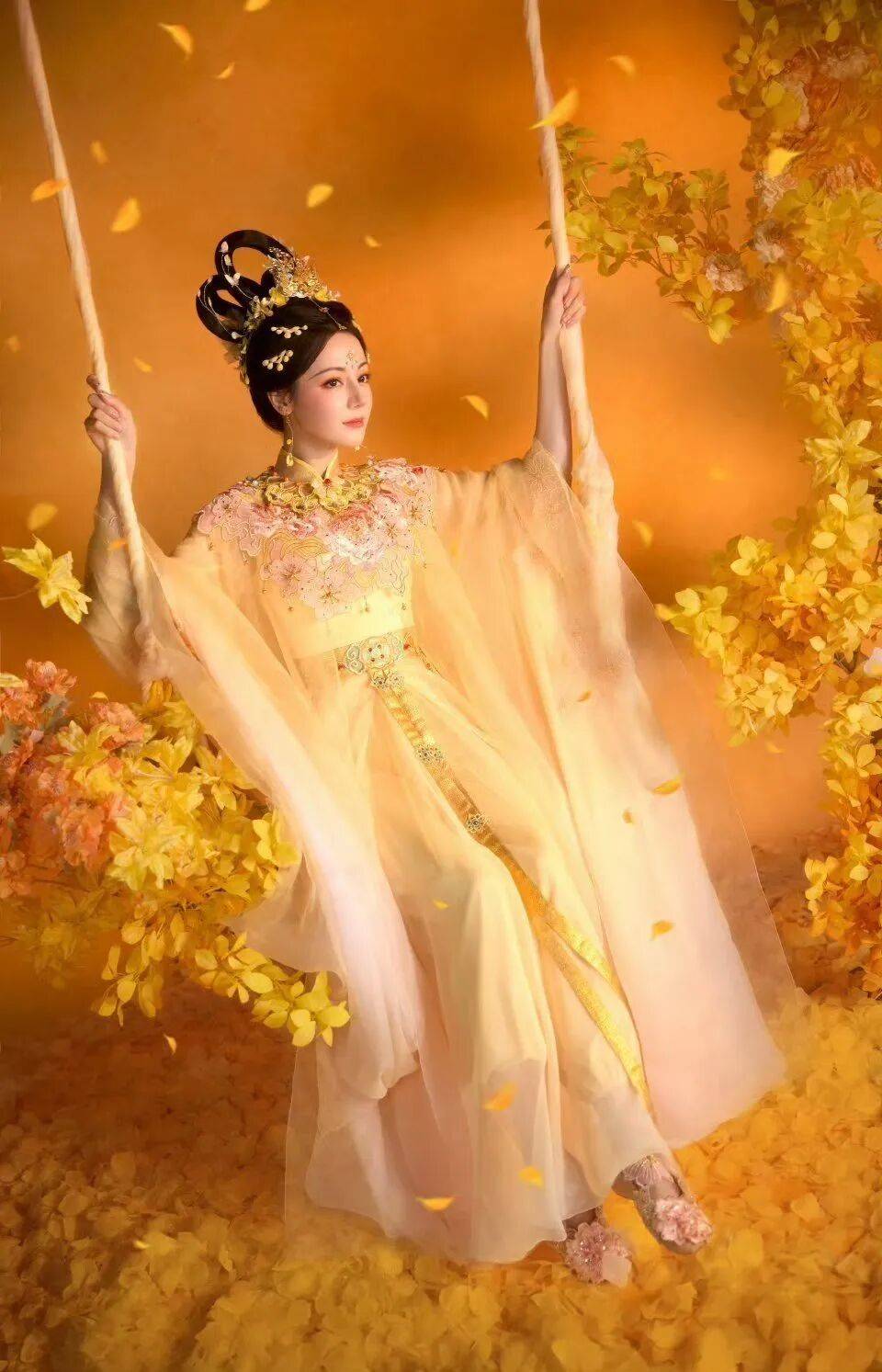 迪丽热巴嫦娥造型像神女下凡，每一帧都是国风教科书