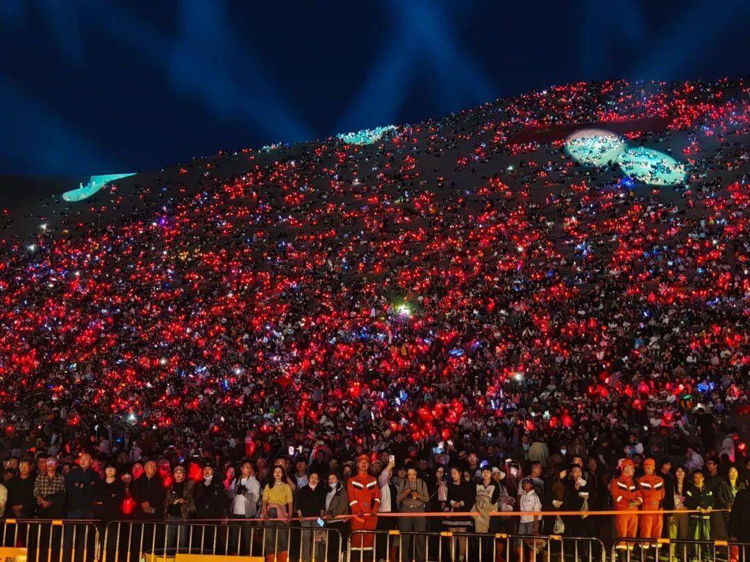 敦煌鸣沙山又双叒叕堵骆驼了，鸣沙山骆驼队绵延数里，游客笑称"比沙子还多"