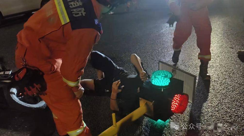 男子骑车玩手机致脑袋卡进红绿灯，消防破拆时憋笑：这卡得比GPS还准