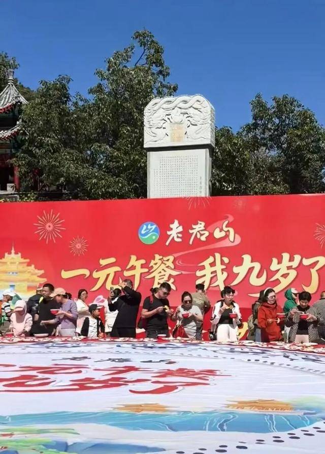 河南景区1元午餐实收多了1327元，2.3万份却多收1327元，网友：活该火