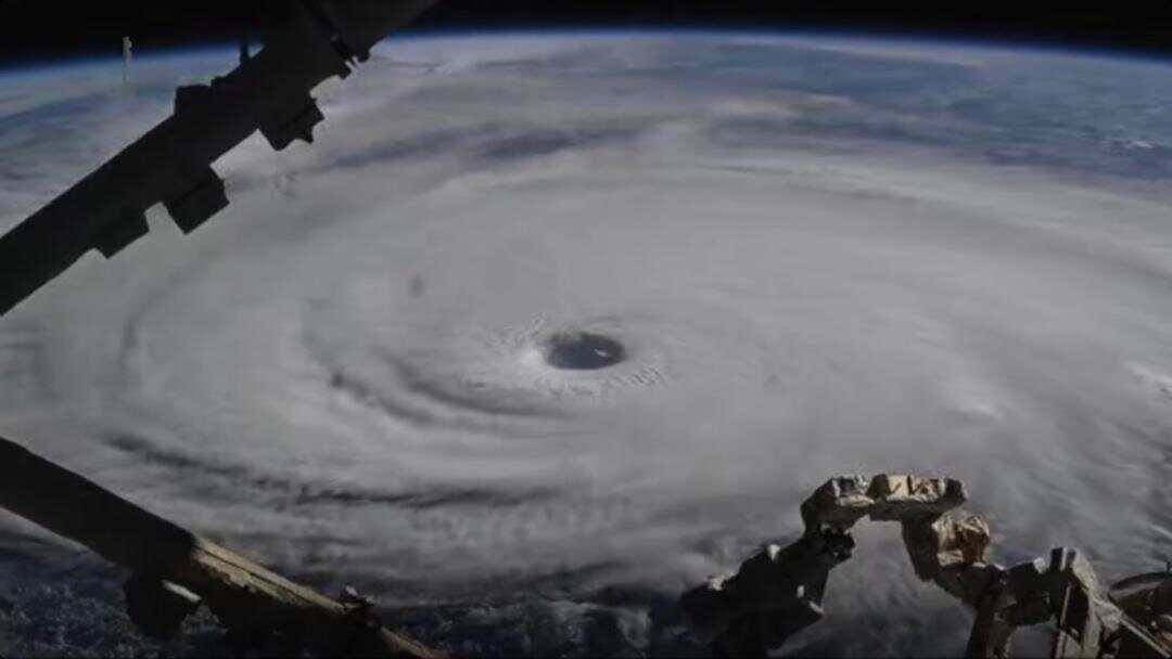 日本飞机穿越台风"夏浪"眼拍摄震撼画面，拍下20公里涡旋，画面让专家沉默