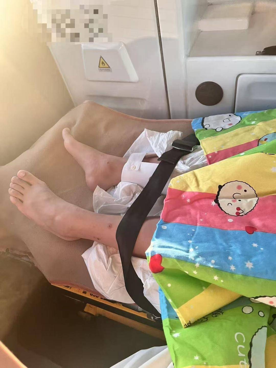 列车上铺男子跌落砸断10岁女孩腿骨,男乘客失联：妈妈的维权日记太揪心