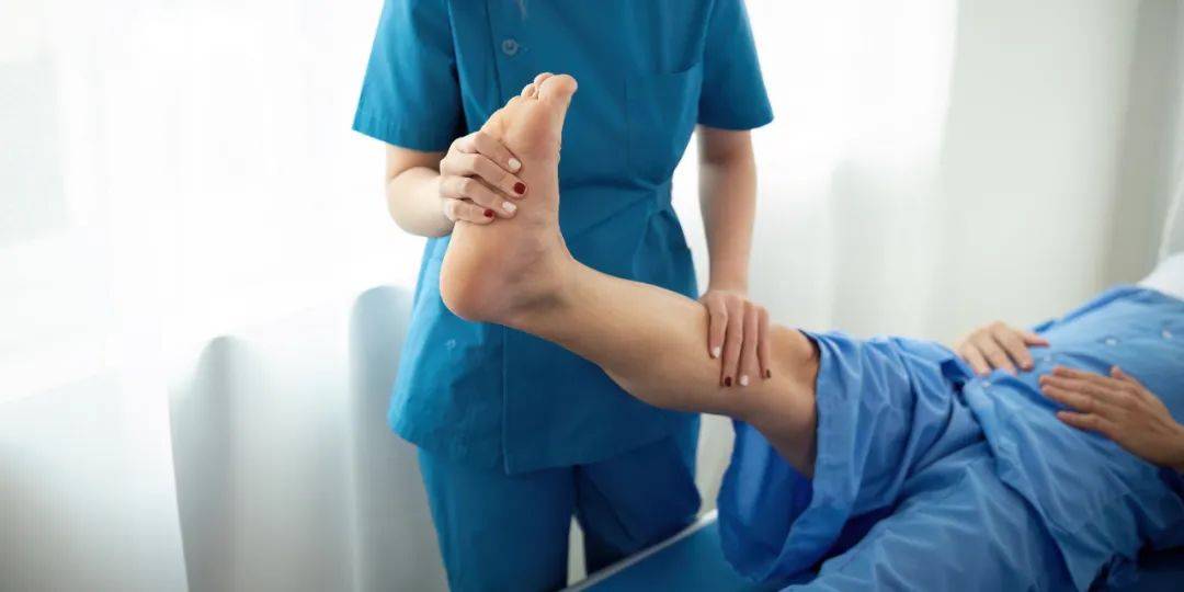 员工脚痛请假因步数超1.6万被开除，为何还赔11万？法官一句话点破关键