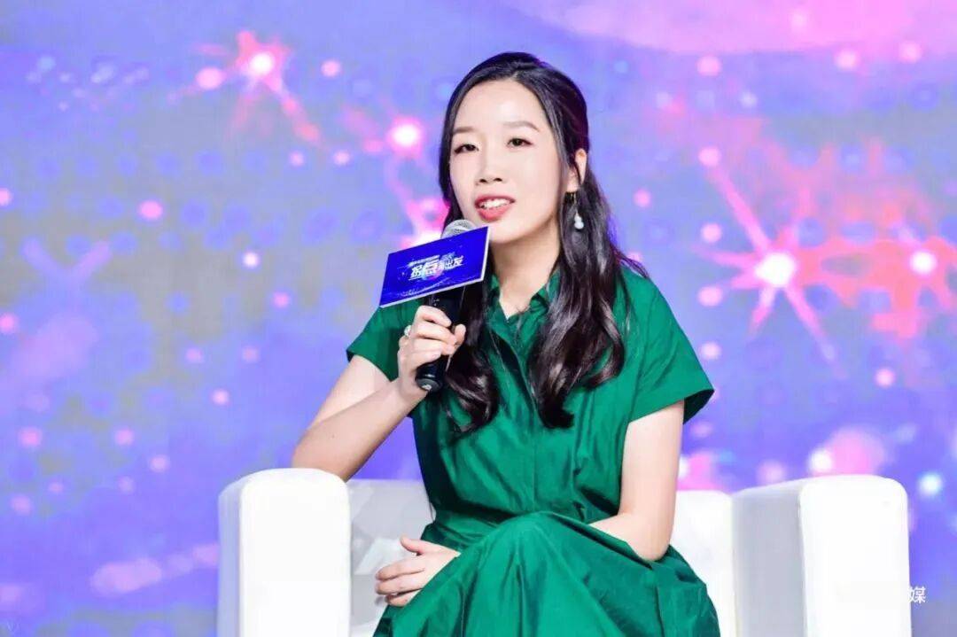 匪我思存受聘武汉大学文学院导师，带30人创意写作班，6万/年学费遭质疑教育公平