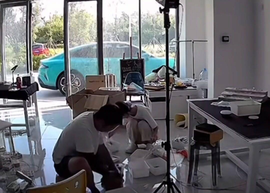 小米回应汽车突然自己开走,车主光脚追车20米！真相竟是iPhone误触？