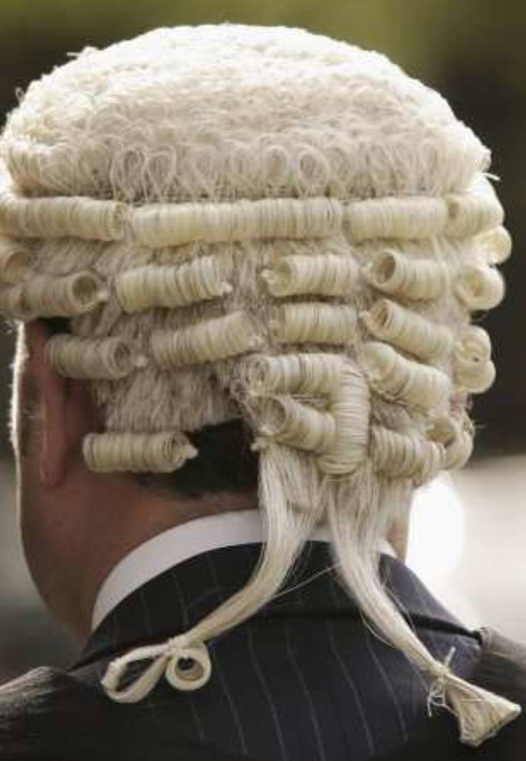 英国律师结束刑事法庭戴假发传统，非裔律师抗争3年终于赢了，司法庄严终于回归本质