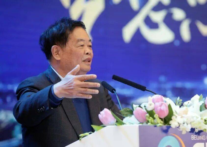 曹德旺回应退休：我儿子也55岁了，长子曹晖55岁接棒全球34%份额