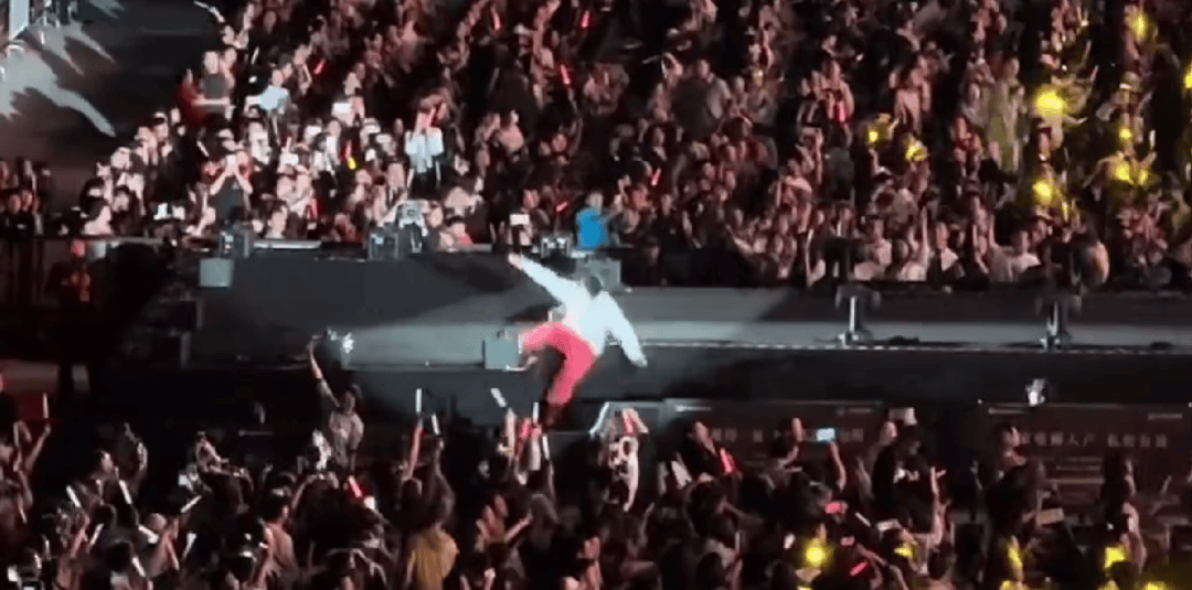 杨宗纬右手骨裂肋骨断裂 本人回应，已复工但无法平躺，6根肋骨断裂康复路漫漫