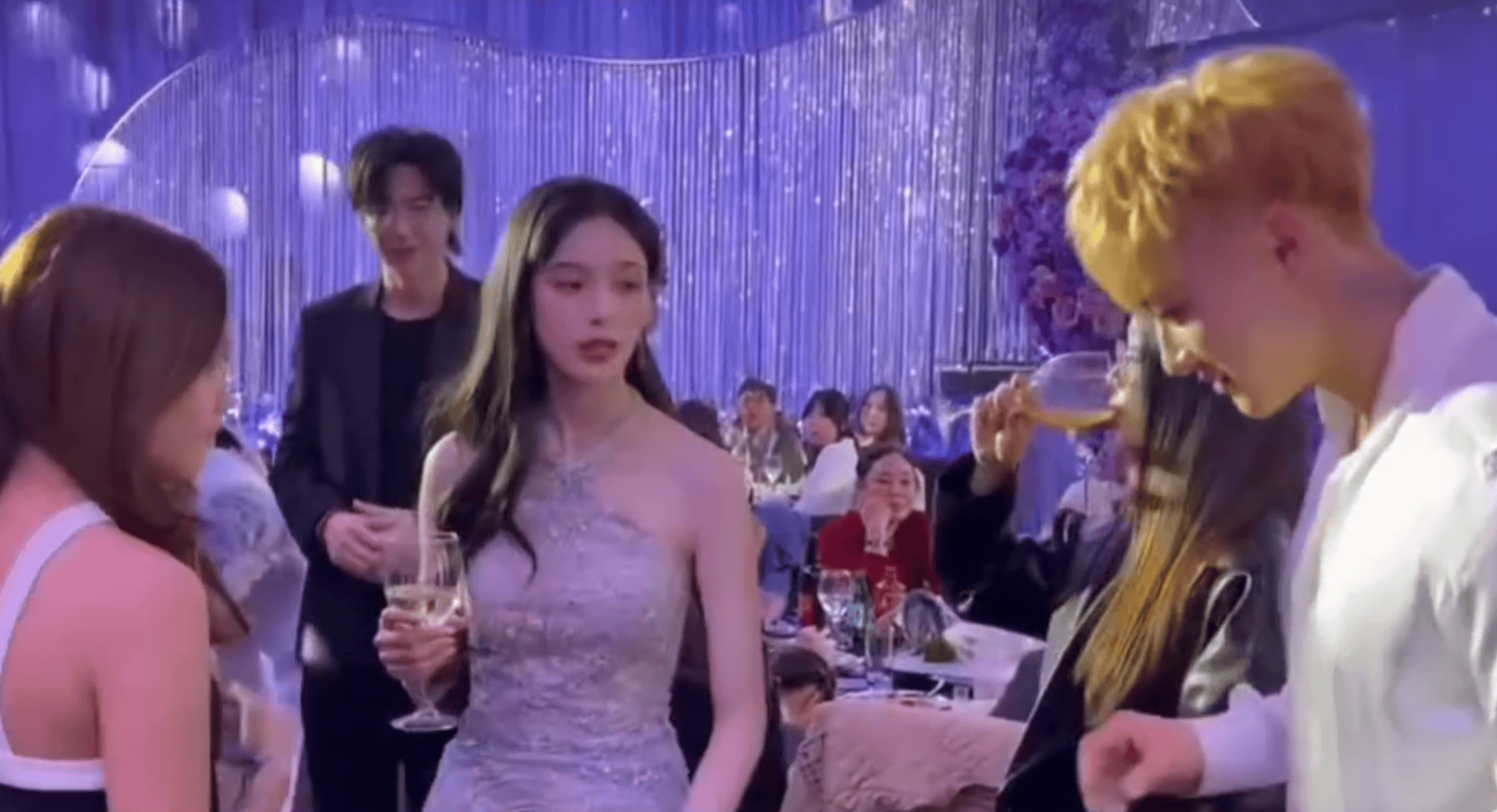 黄子韬松开徐艺洋挽刘宇宁，背后是他凌晨2点收工飞1200公里的奔赴