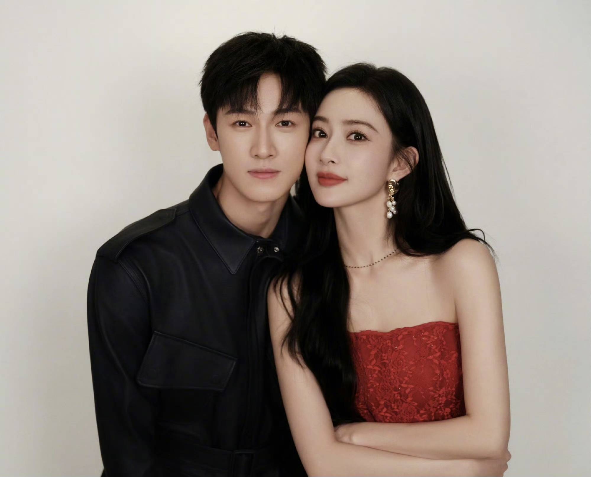 李昀锐说孟子义拍戏时是开心果，片场模仿导演口音，淋雨戏冻到发紫还比耶