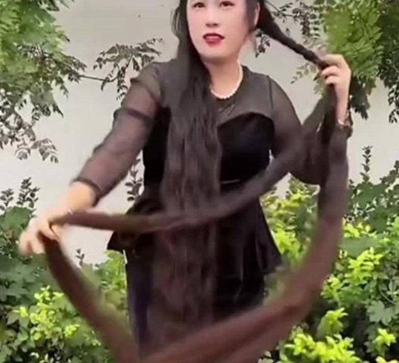女子蓄发22年长达2米，有人出80万购买：“这是我人生的一部分”