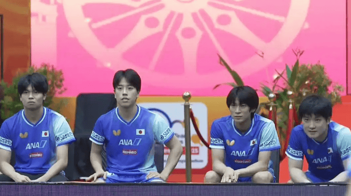 日本队被中国逆转后集体“凝固”，凝固的表情里全是不甘心，这画面太解气