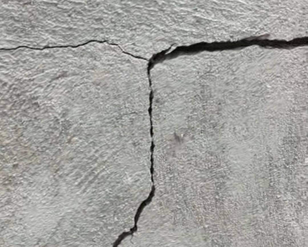 业主私挖300平地下室致32户开裂,物业称"没执法权" 32户面临千万损失